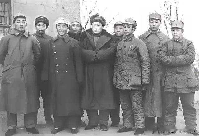 华东野战军将领大合影

1946年12月，山东野战军和华中野战军开始联合作战，宿