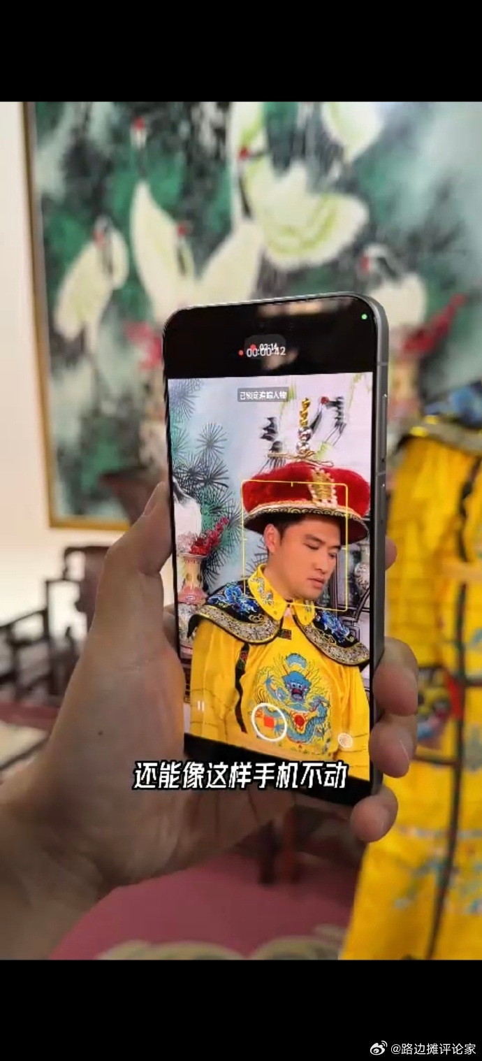 vivo横店这个古装短片，我喜欢拔剑那个慢镜头。发丝、衣袖和花瓣一块动，慢放以后