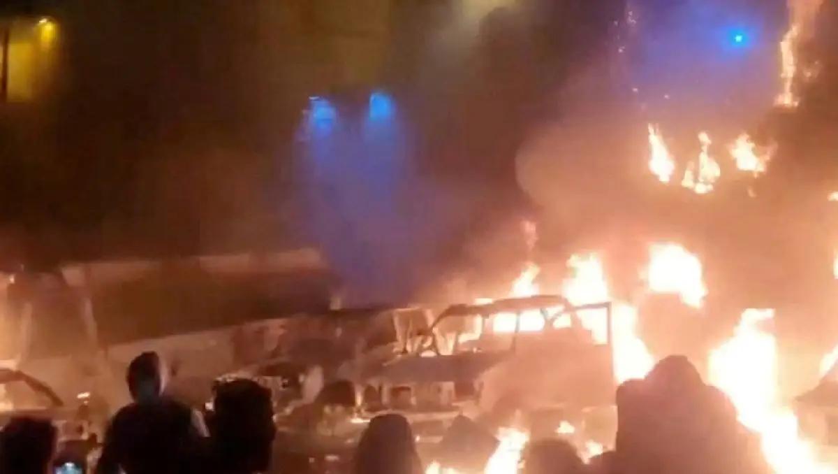 伊朗媒体爆出，有许多军警在近期骚乱中死亡。“恐怖分子”袭击商店、公交工具、政府机