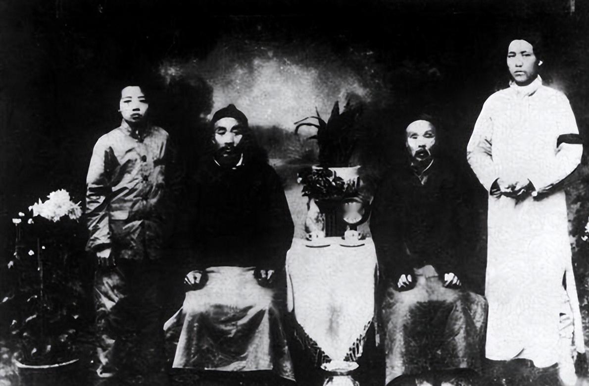 1919年10月，刚经历了丧母之痛的毛泽东，将父亲毛顺生和伯父接到了长沙。


