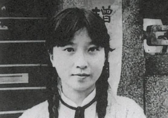 1942年春，青帮头目吴四宝被日本人毒死，他的老婆佘爱珍哭得死去活来。没想到早就