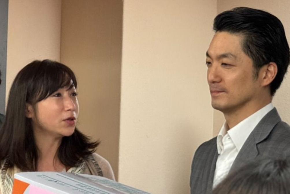 许淑华狂问“为何你一回来就军演？”　蒋万安笑而不答。

蒋万安应该讲：我去上海说