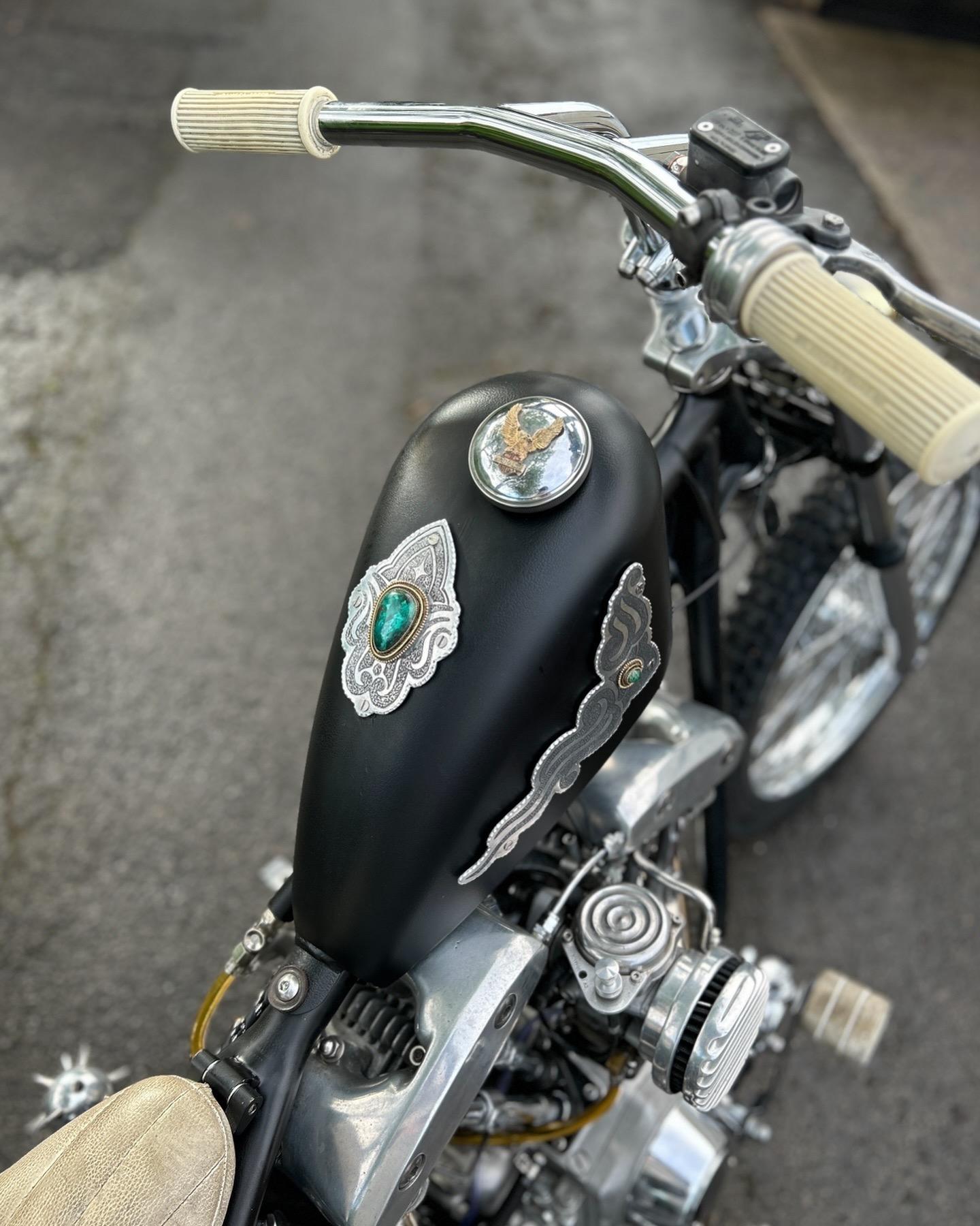 把银饰装在机车上更有味道。纯手工打造复古机车