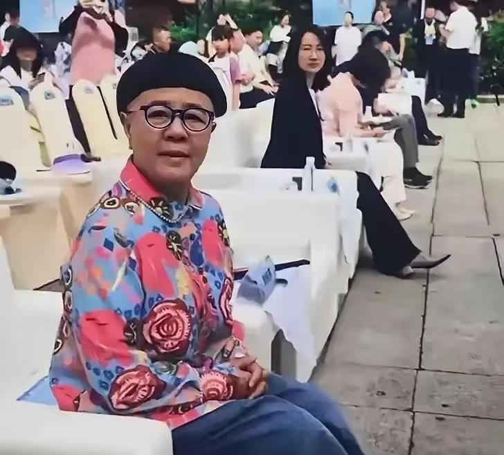 57岁金龟子亲口承认：退休金每月8900元，已定居青岛。这笔稳定收入，让她经济独