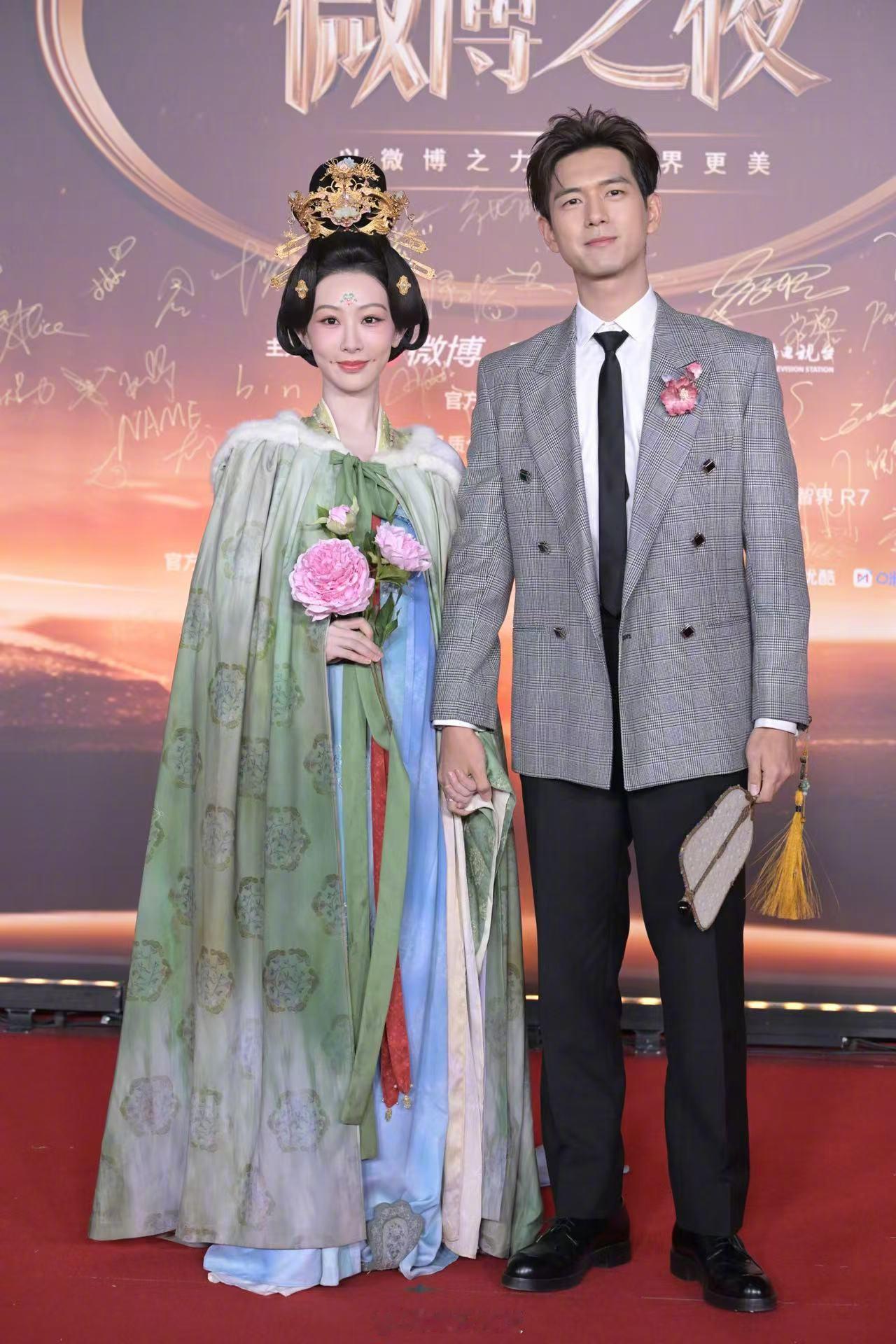 杨紫李现 纯元CP结婚  20250111｜2024微博之夜，杨紫李现牵手现身红