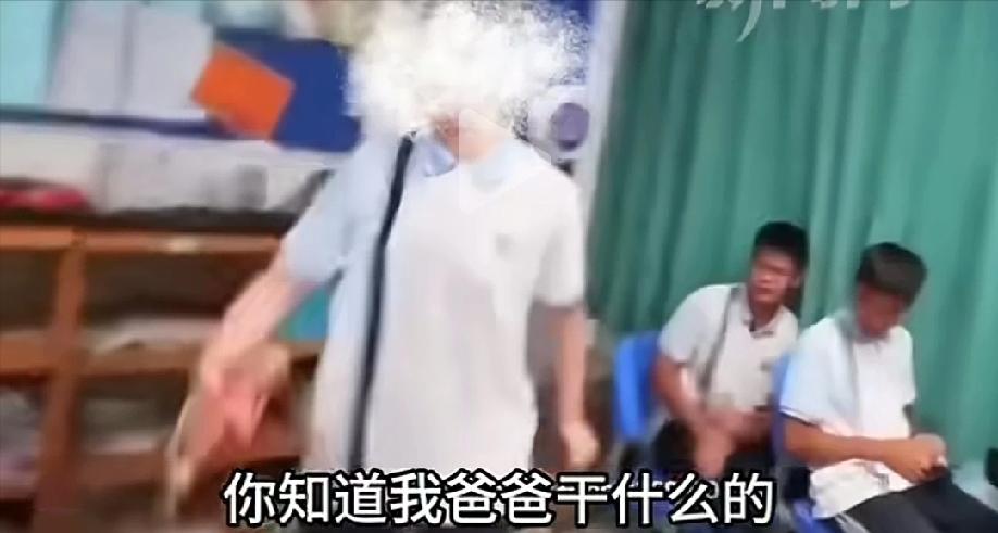 10月15日报道，上海，一女生不仅高喊着我是高一的，随时来找我，并羞辱对方:“我