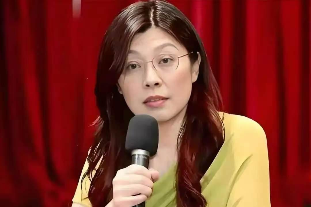 郑丽文回台好感度30.4%，媒体吵翻天，但凤梨价回涨了两块、高雄港货柜量多了近三