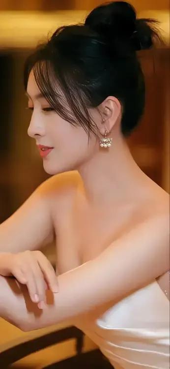 她是真显年轻啊。好久不见，说她30岁我都信。81年的马苏真是逆生长了吗？