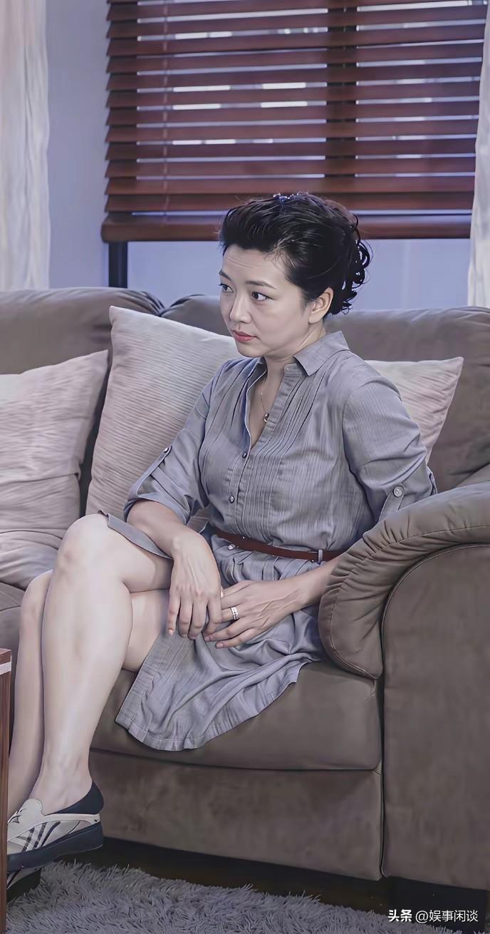 年少芳华的江珊，丰腴温婉，明艳照人，风华尽显。