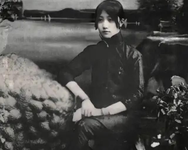 1925年，连生4女的董竹君，为圆丈夫儿子梦，冒死怀第5胎。她肚大肥圆，爱吃辣椒