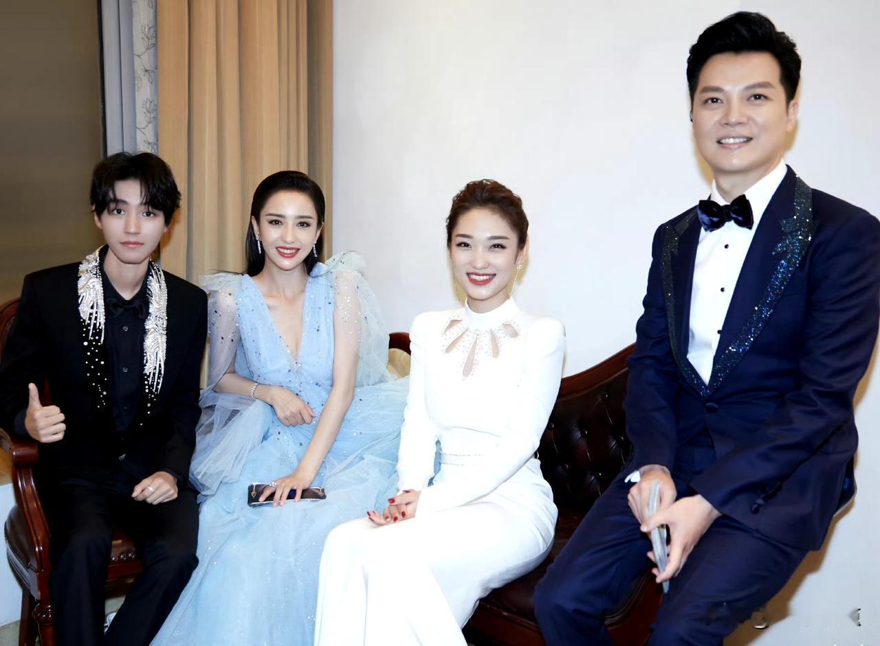 四位名人随意一拍，效果出奇的好。
轻松自然，和谐开心。