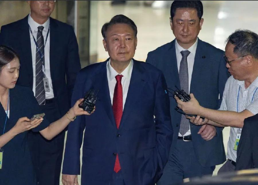尹锡悦，又坐牢了，很惨！没有床就算了，首尔36度高温，没有空调！室内温度更高，白
