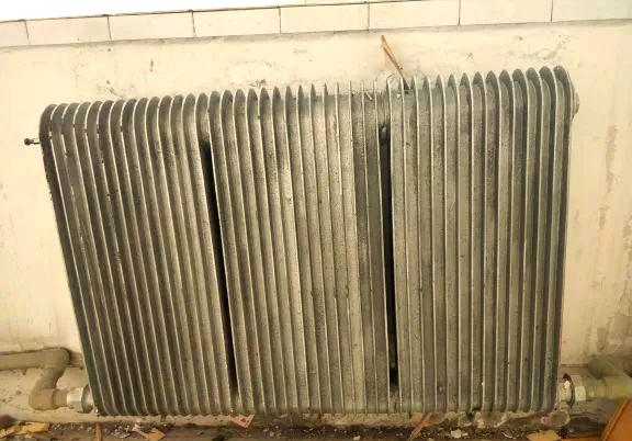 你见过铸铁暖气片吗？
上世纪80年代，我刚上小学，当时的学校是企业自办的子弟学校