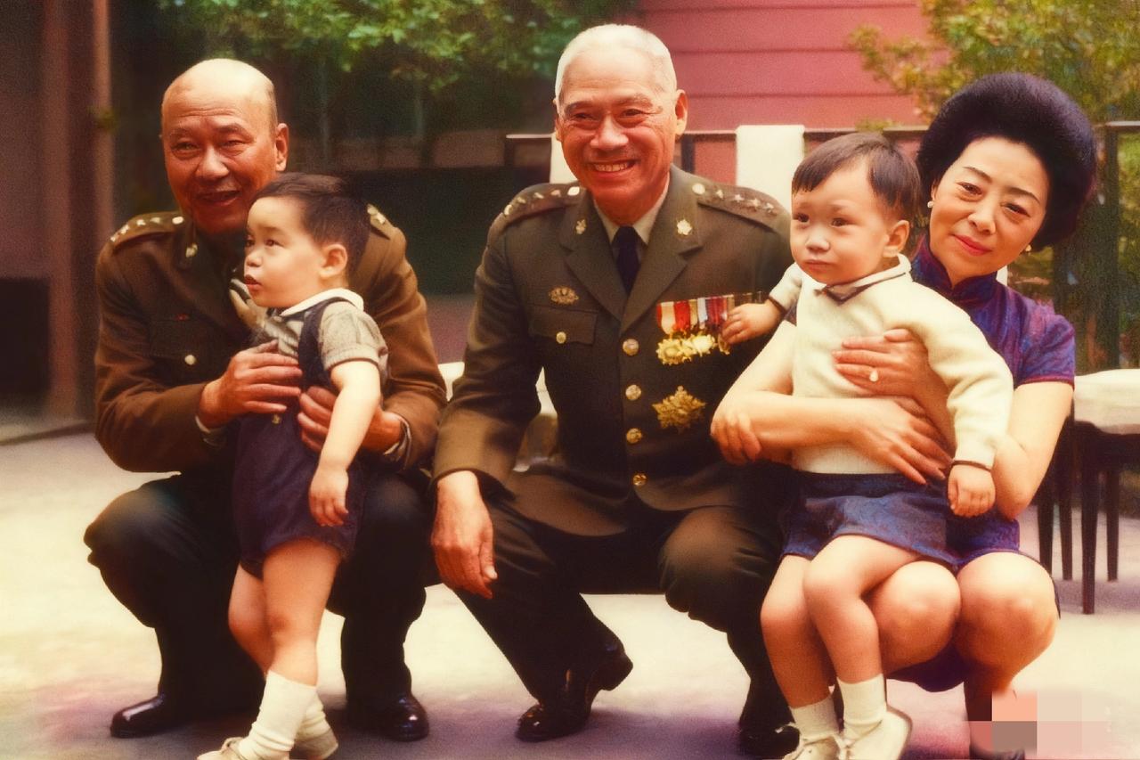 1960年，白崇禧携孙子白法圣，前去看望亲家顾祝同、亲家母许文蓉，留下了这一张罕