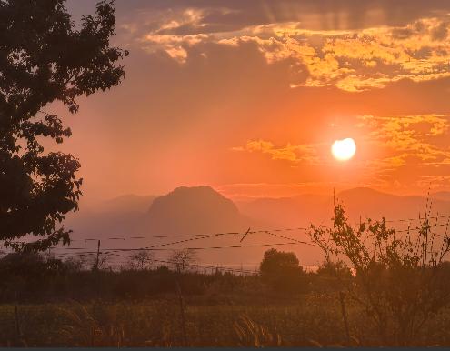 美国现在后悔还来得及，只要单方面宣布胜利，然后赶紧跑路就行。至于军事基地被炸，这