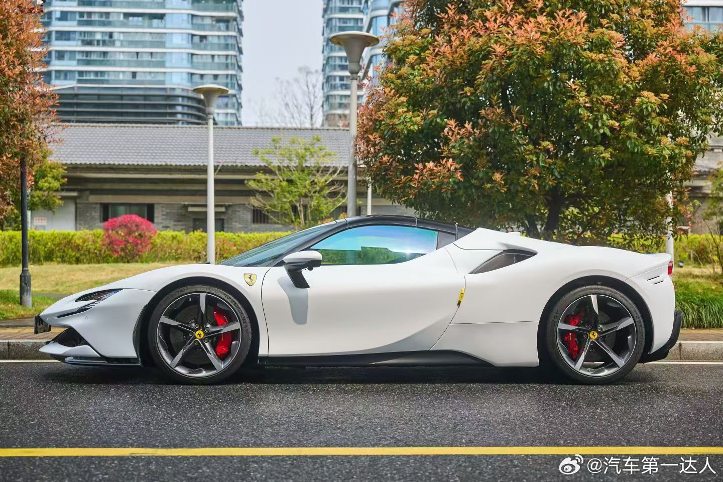 热爱从不等候，经典更懂珍惜。这台23年法拉利SF90敞篷，灰外白内，赛道座椅加持