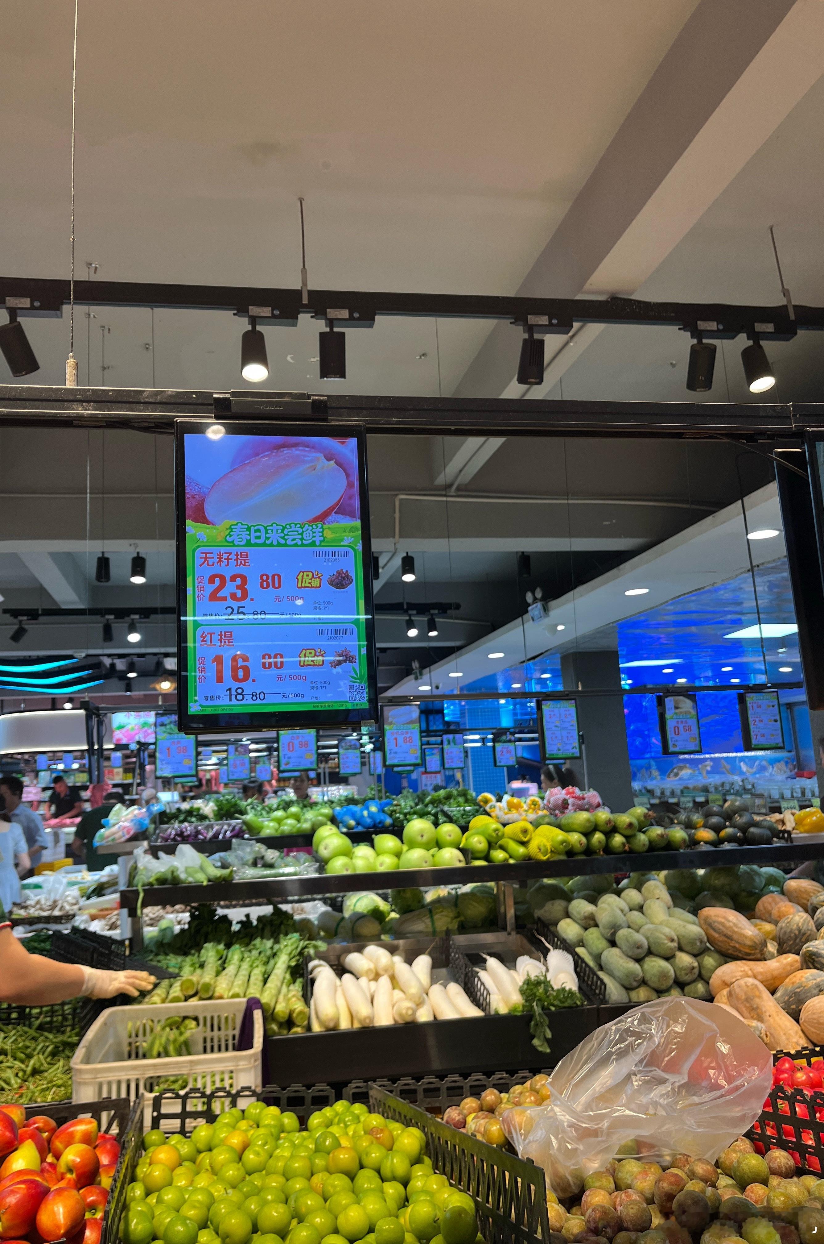 怎么现在葡萄也那么贵，以前最贵也才10多块，柠宝的最爱，好久没给她买过。之前她老