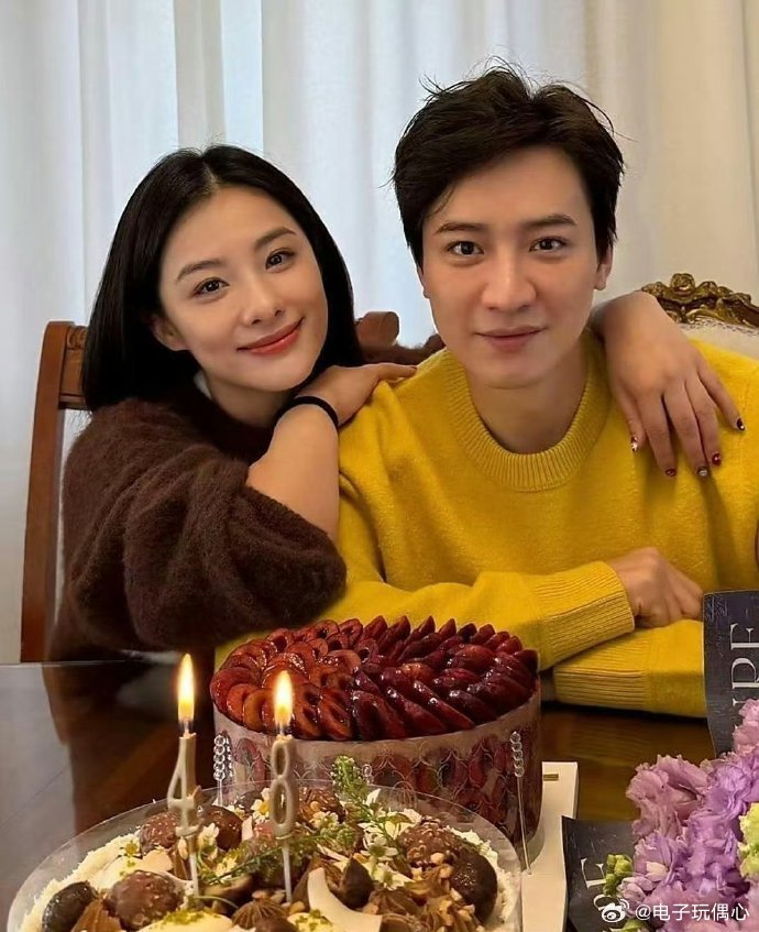 奥运冠军刘璇45岁像少女，保养的实在太好了，帅气老公像明星，两个人太般配了 