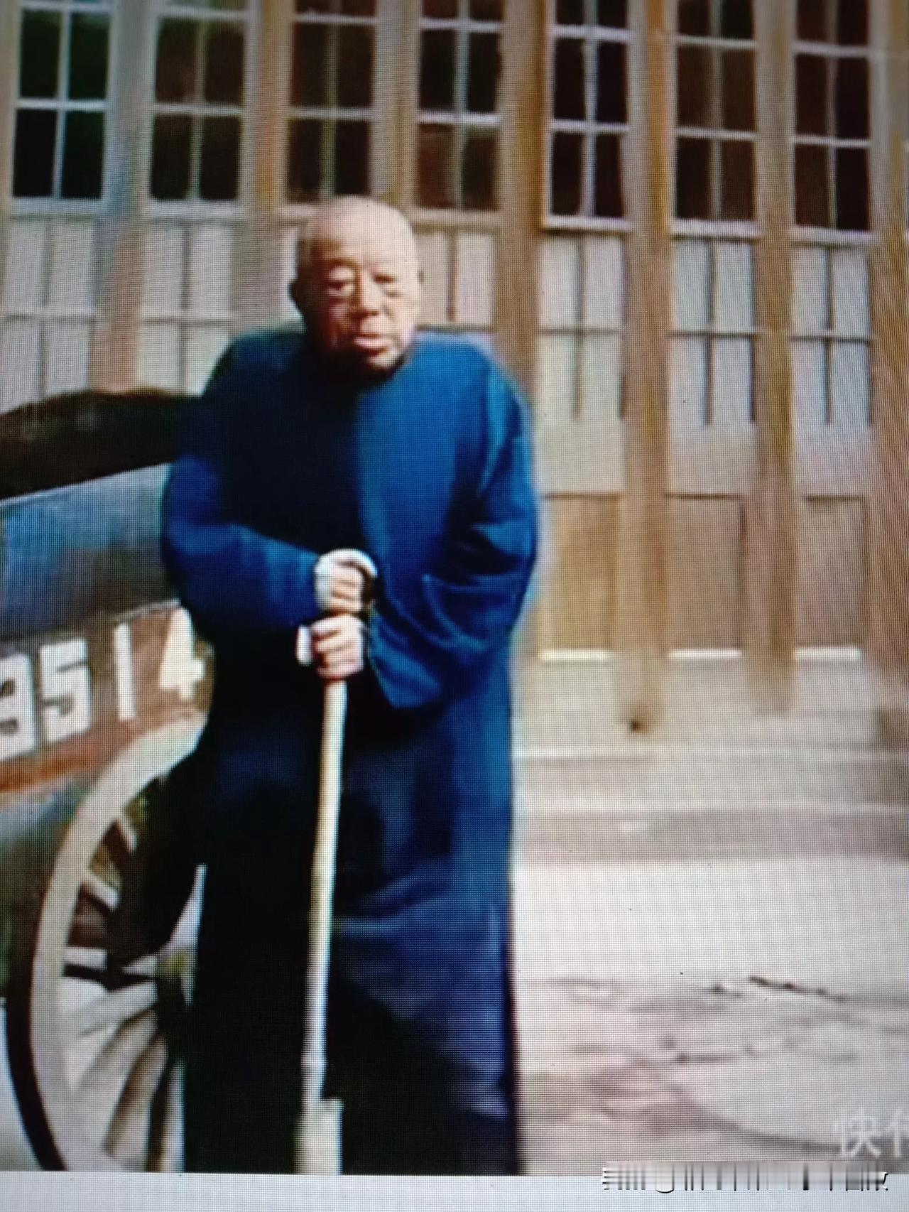 昔日威震上海滩，解放后陈毅叫他扫大街

    1951年，在上海的街头出现了一