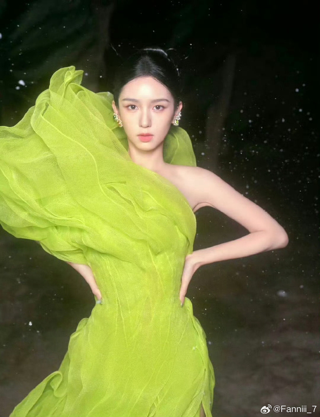 娜扎笑着看孟子义周也贴贴眼睛有福了！孟子义周也贴贴互动，娜扎含笑旁观，没有刻意摆