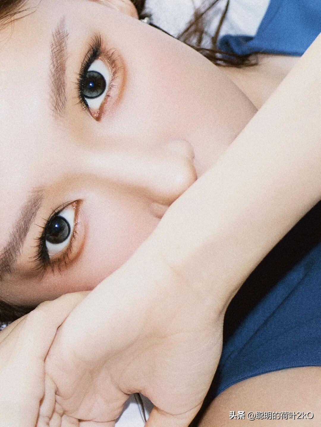 程潇春日穿搭，都市漫行，极简雾蓝的轻盈姿态