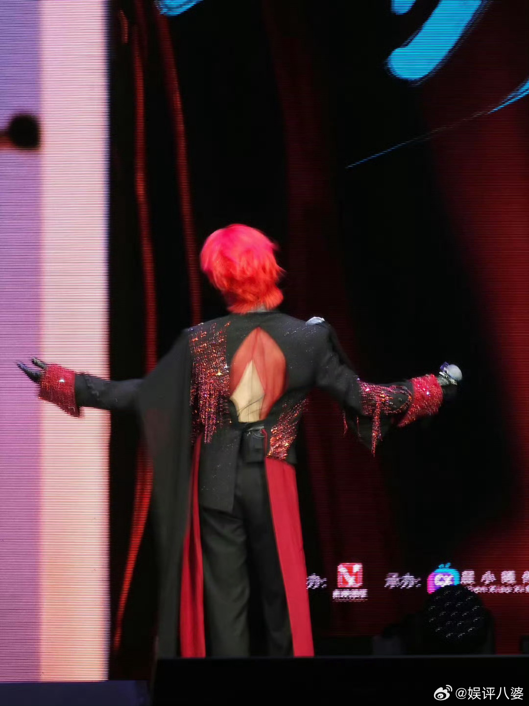 哇塞!云旗郝熠然在澳门演唱会简直杀疯啦😎 红发露背装造型超帅，独特又吸睛。So