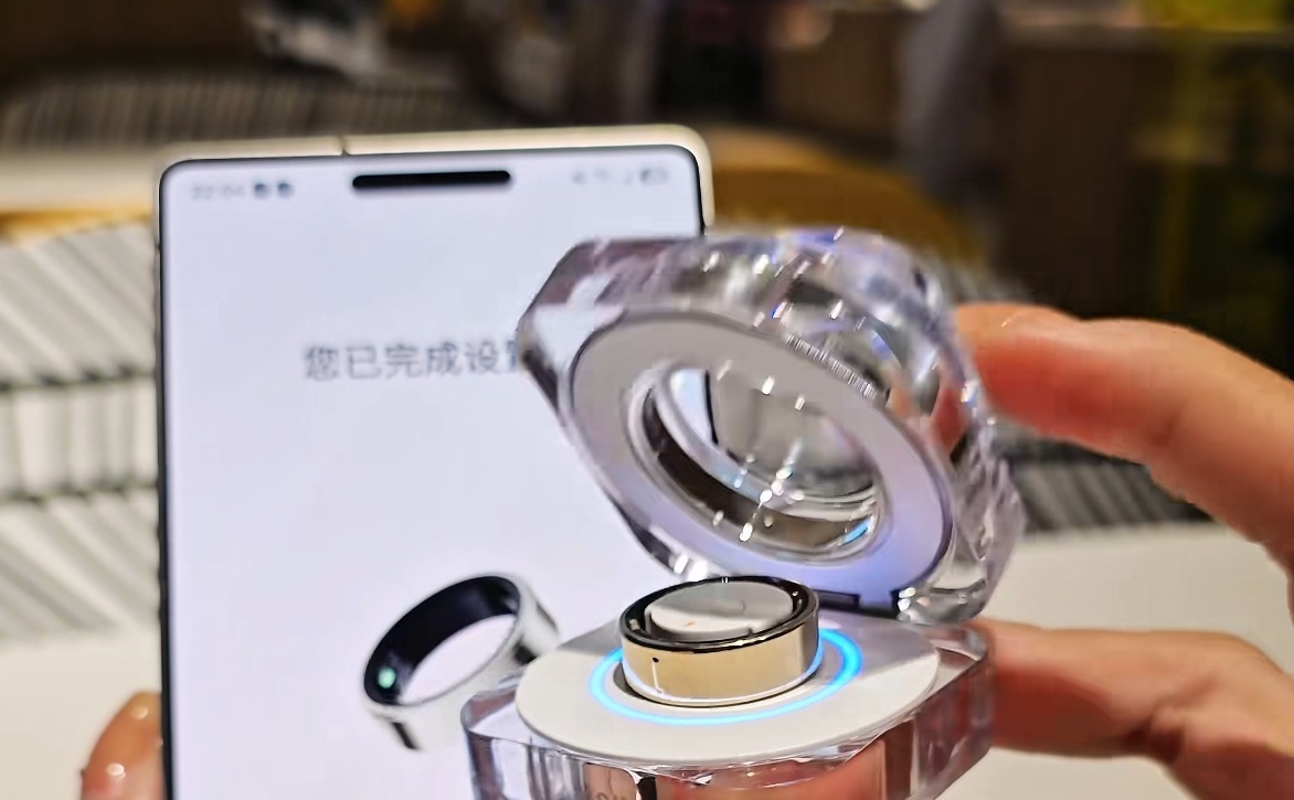 其实我真挺喜欢智能戒指这个产品的，虽然功能鸡肋了点，但是架不住都挺好看的。唯一的