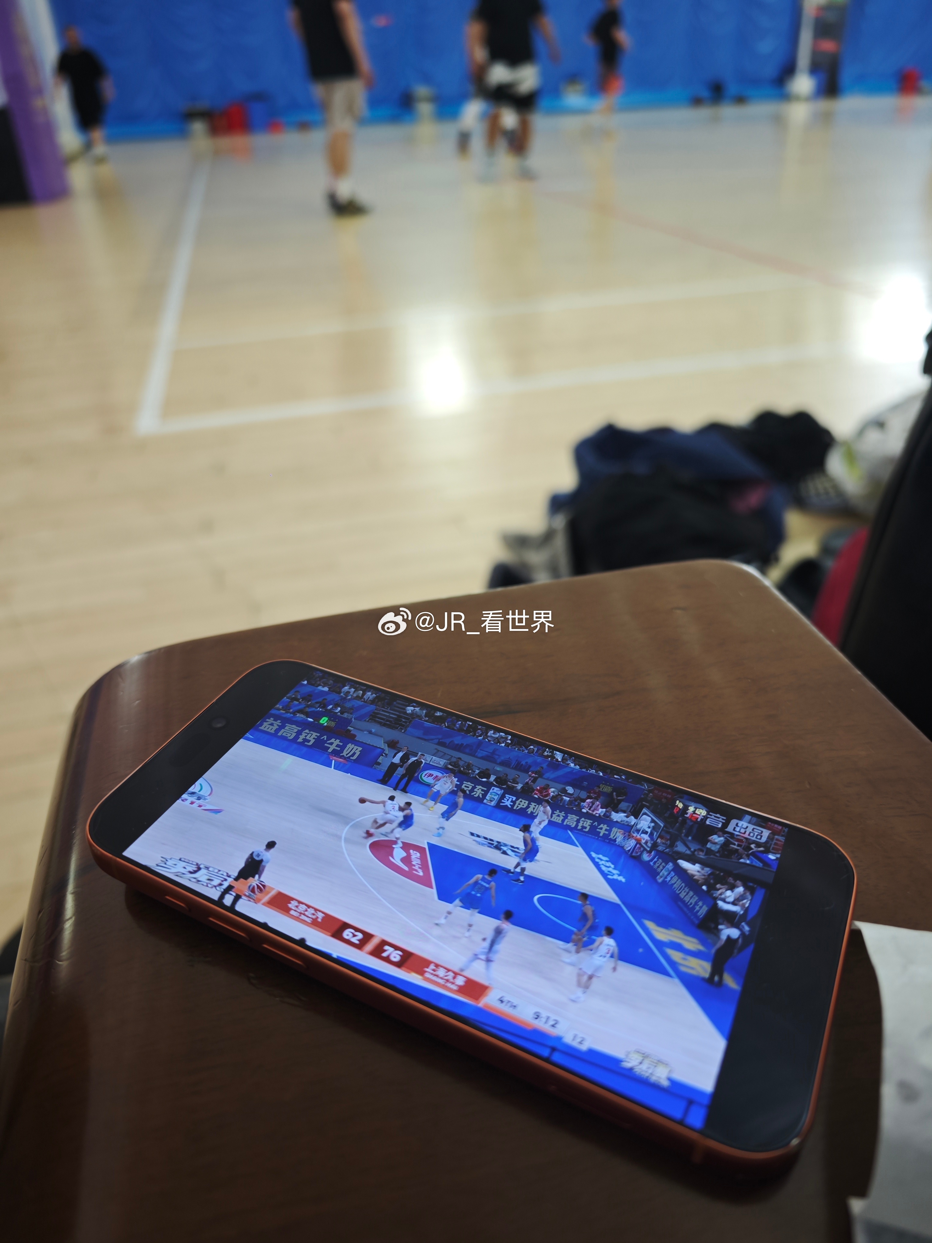 怎么画质越来越好，比赛越大越差啊…上次看cba还是高中呢，还有熟悉的球员，但是这