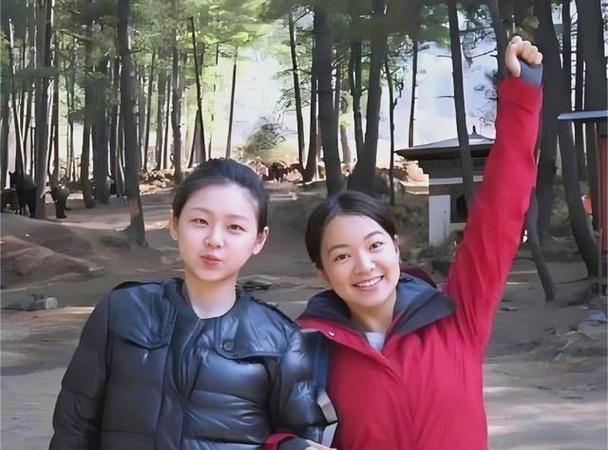 真是女大十变，11岁的小玥儿，越来越像妈妈了，扎着马尾辫，露出精致的五官 ，高挺