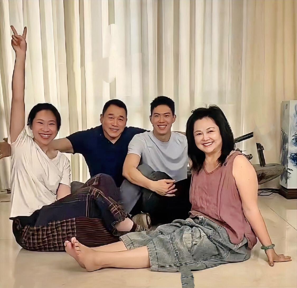 丁海峰一家四口，儿女双全看着好幸福，