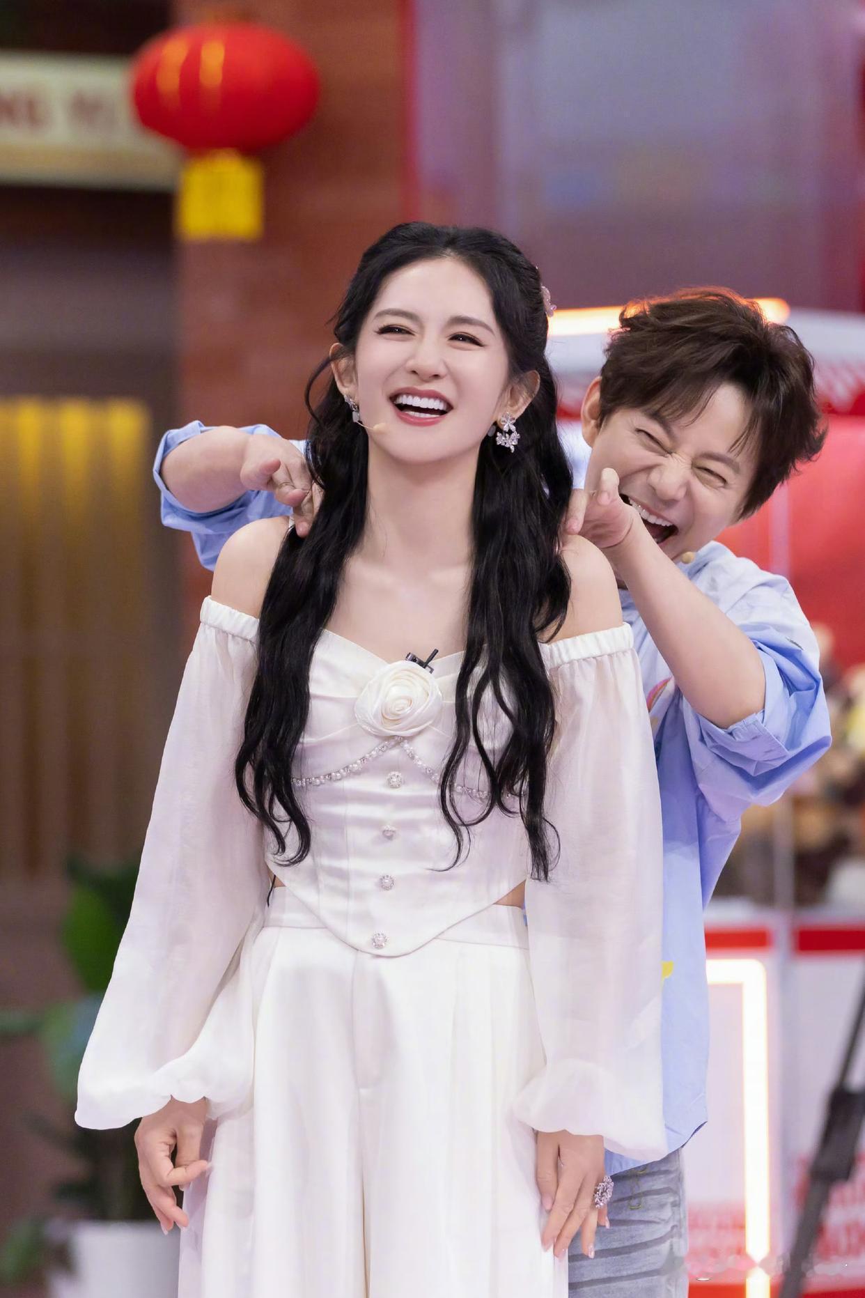 1.谢娜后面是的巡演计划没有取消，如果有一天不开了，那肯定是因为卖不到钱，而不是