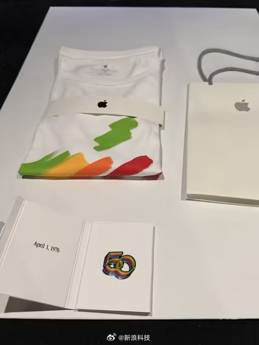 【苹果50周年员工纪念礼品曝光】苹果公司为庆祝 4 月 1 日的 50 周年纪念