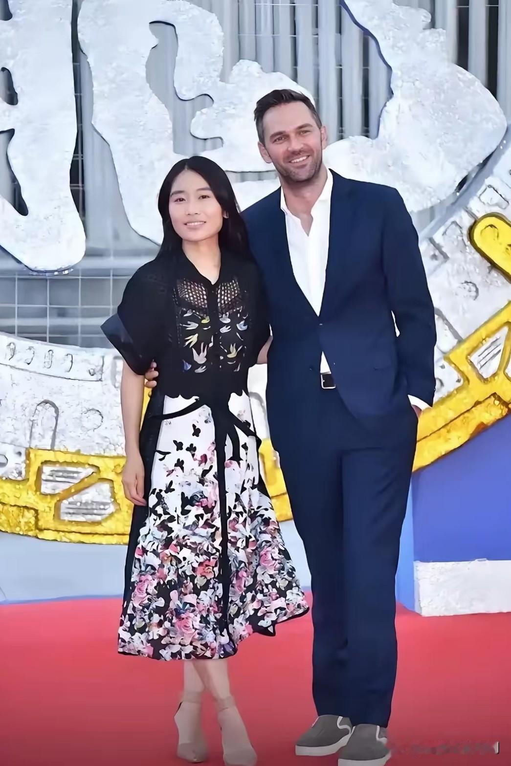这是张艺谋女儿张末与瑞士籍丈夫孟丹青在红地毯上的一张合影。张末是张艺谋与前妻肖华