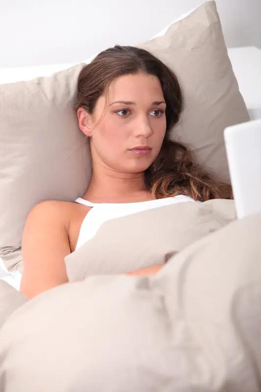 日常生活里误区还真不少。好多人觉得喝水越多越好，结果可能水中毒，给肾脏添负担；以