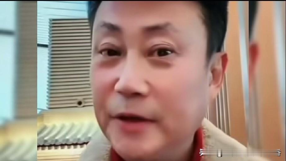 著名高音歌唱家耿为华在直播间讲了自己演唱生涯中的糗事，说他第一次在唱歌曲巜母亲》