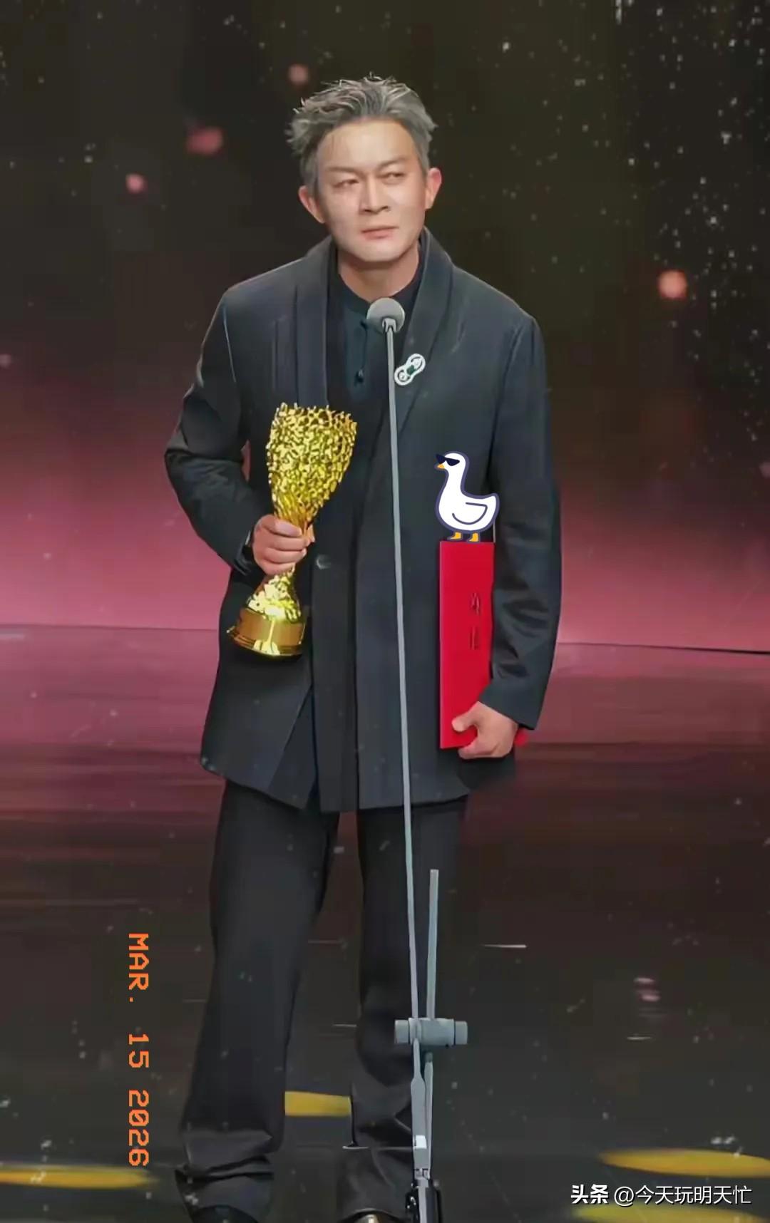 不光是杨志刚懵了

网友们也懵了

今年的金树林奖，最出圈的不是获奖名单，而是杨