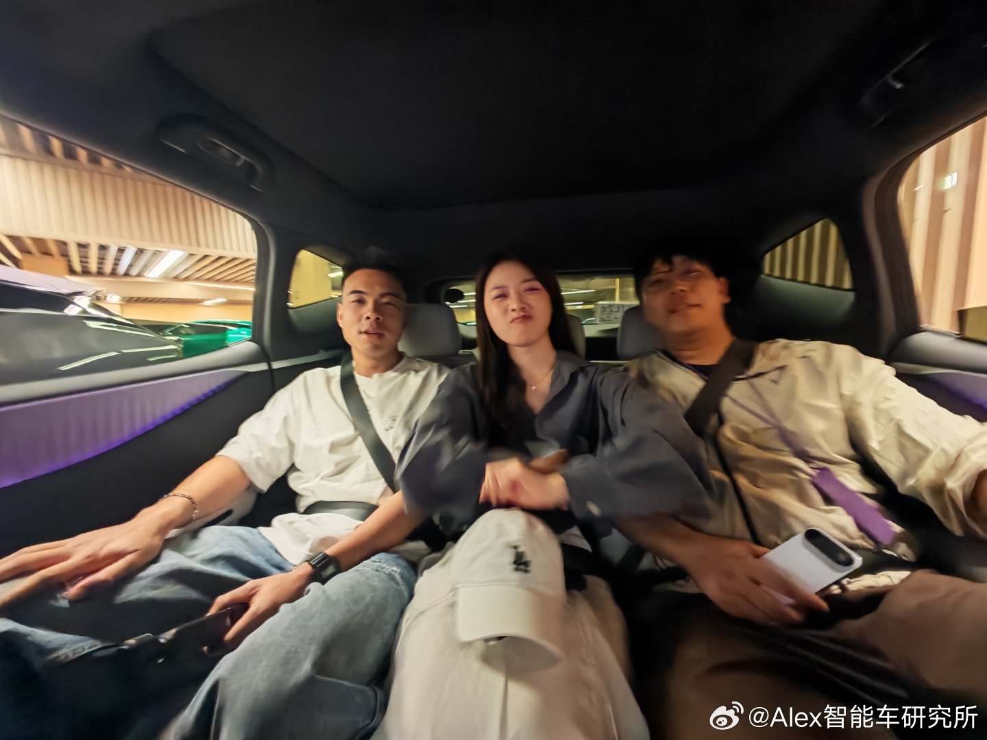 L05的后排有多大？看看《左右为男》的大乔多开心[偷笑]还是两个1米8几的猛男[