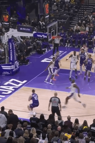 勒布朗詹姆斯防守反击的能力依旧顶级，这球他先干扰了队手投三分，然后瞬间跑到前场接