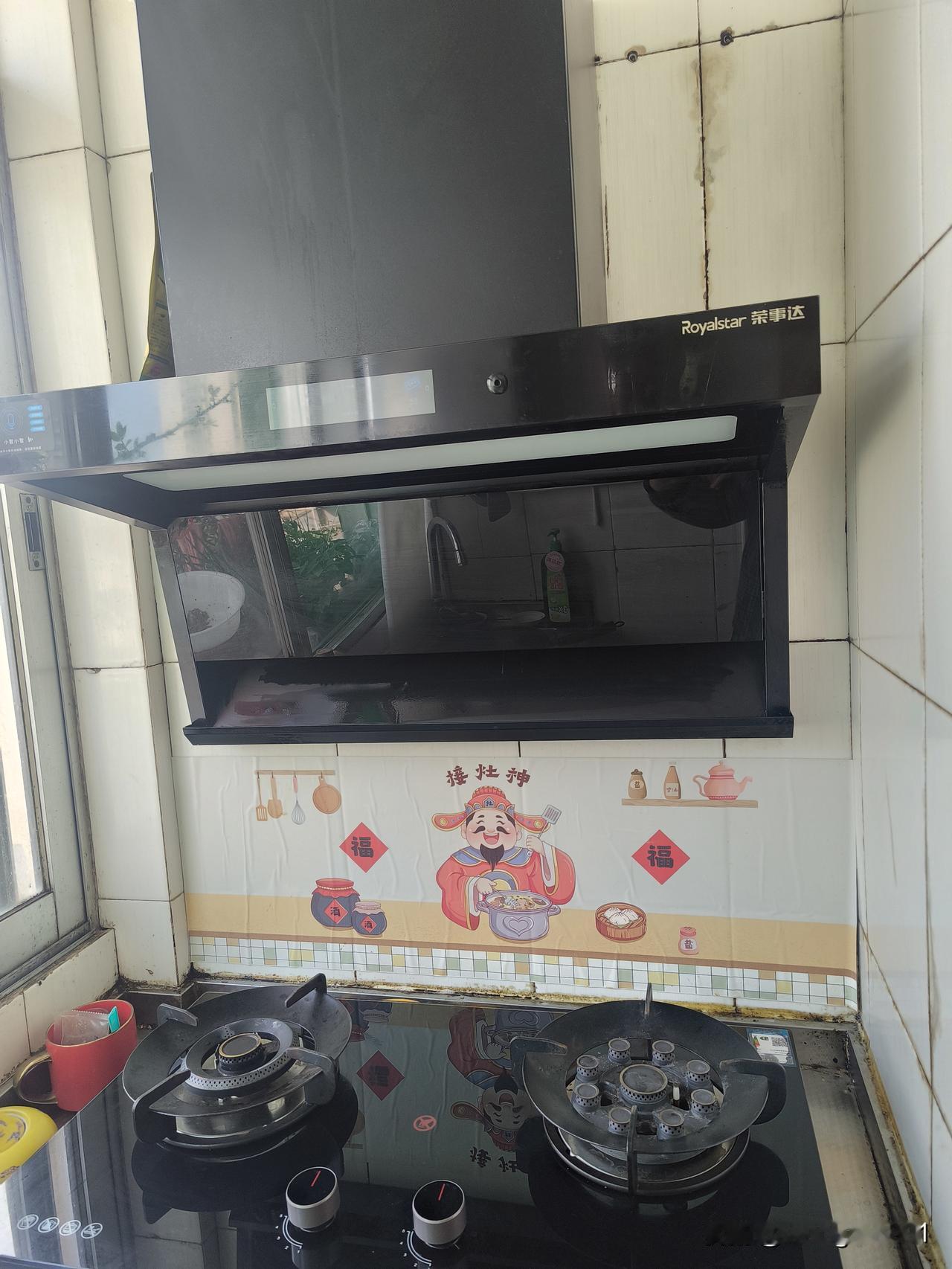 智能电器的困扰
     春节前，借着享受国家补贴的机会，我购置了燃气灶和智能抽