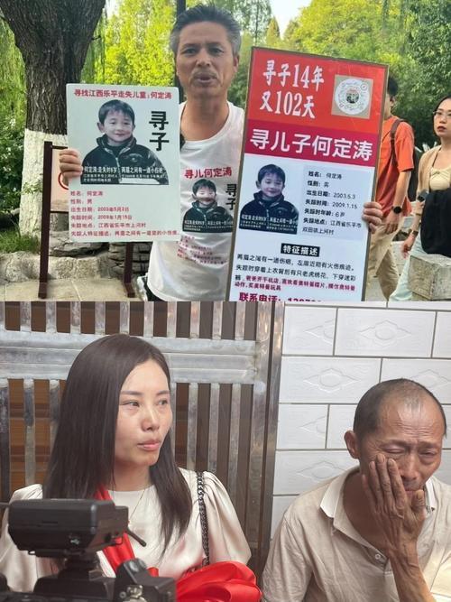 骗子的“双面人生”

男子多次行骗终被抓，家中场景却令人唏嘘。墙壁上密密麻麻贴满