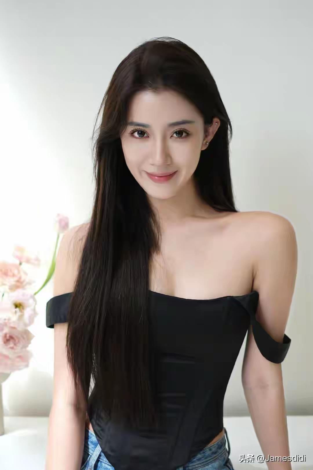 温柔甜美的少女，黑发飘飘，微笑动人