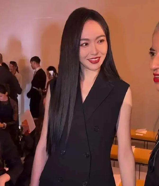 2026年2月25日，米兰时装周FENDI秋冬大秀现场，唐嫣作为全球代言人直接坐