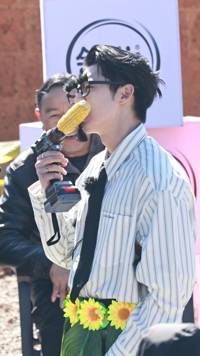 电钻吃玉米，给自己贴腋毛，王鹤棣这人有点说法，还是太抽象了王鹤棣电钻吃玉米王鹤棣