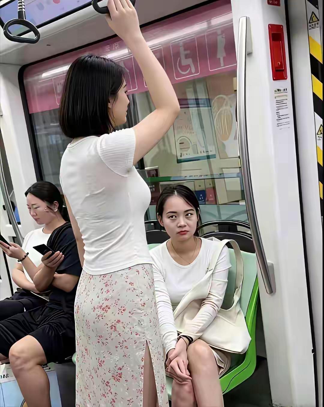 地铁座位上的美女她这种蔑视人的眼神太不地道了！大家聚少离多公共场所犯不着这么不友
