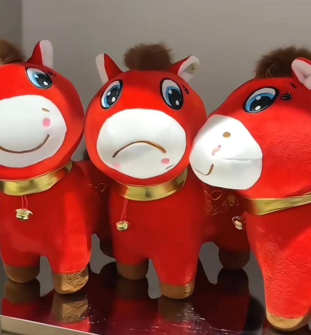 生意是从一个错误开始的，这句话的含金量还在上升！工人把小马的嘴巴缝反了，成了哭哭