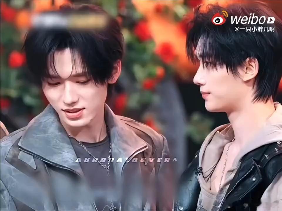 丁程鑫无聊了就玩一会宋亚轩丁程鑫无聊就喜欢逗宋亚轩这个梗太好磕！录制间隙总爱偷袭