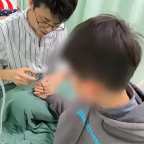 河北一名38岁的父亲身患重病，生命垂危之际，他在离世前为孩子剪指甲，含泪告别。这