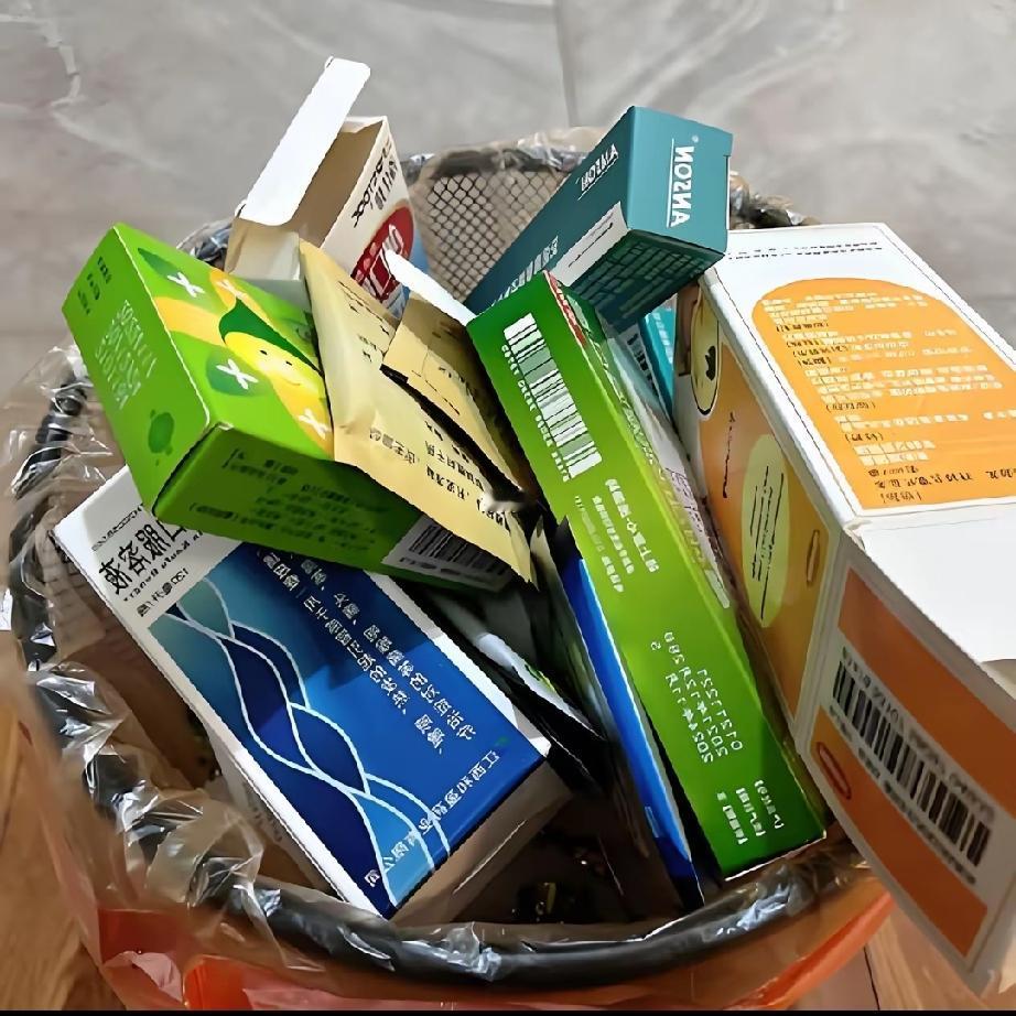 阿姨含泪借100块开学费，一袋过期药，藏着千万家庭的盲区！
 
刷到一个特别戳心