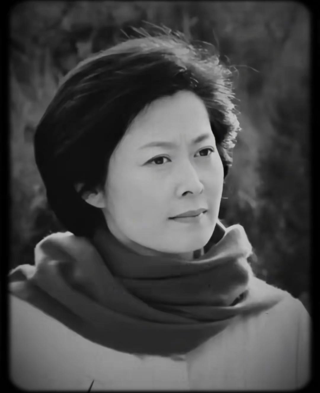 这是一位看起来很温柔的女性。不知道什么原因，很想念她。非常低调优雅的一位主持人。