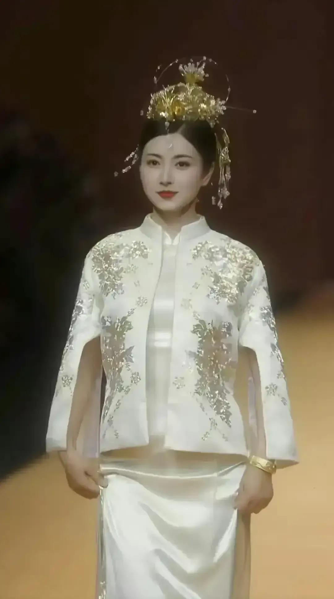 都说“眉姐姐”真的是天选古装人，太有气质了！
你们怎么看呢？